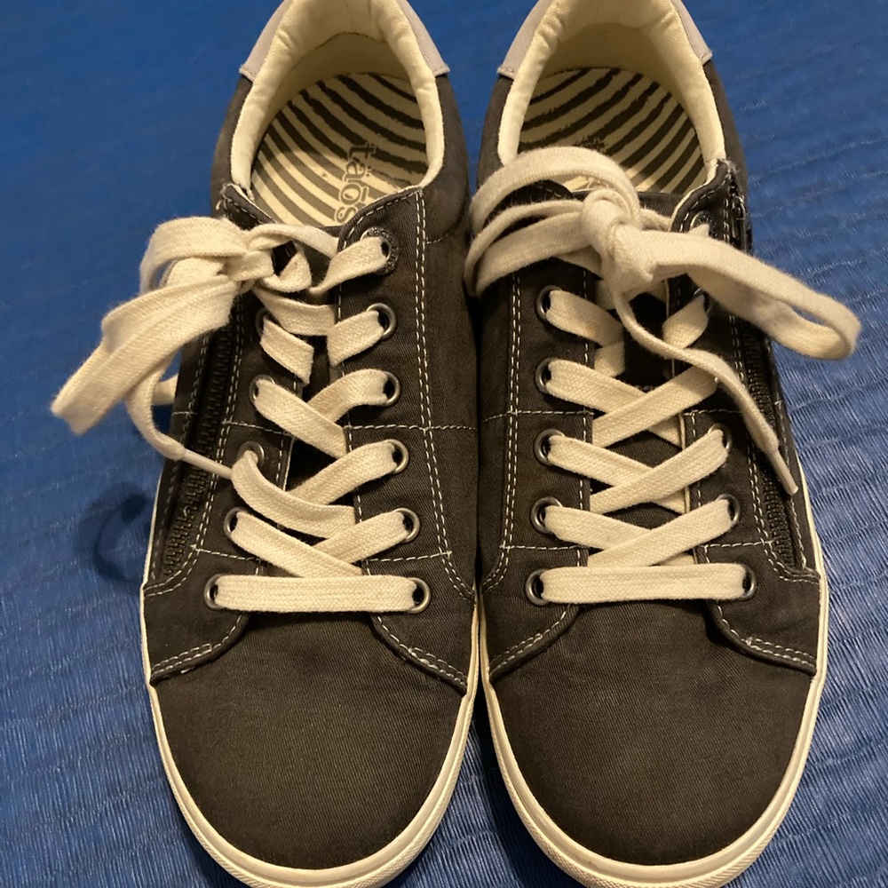 Taos sneaker size 8.5. Worn once